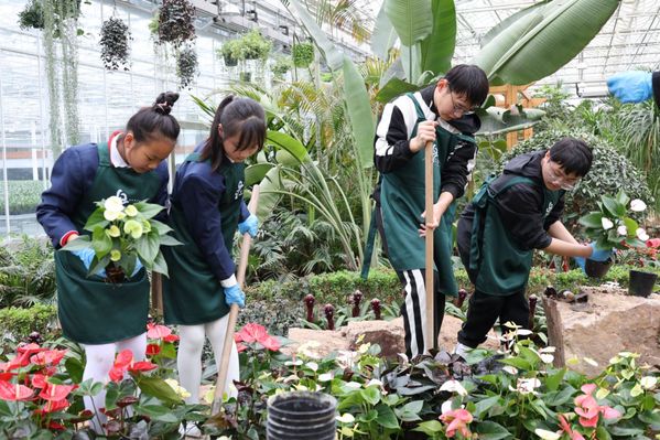 《东方教育时报》大中小“园艺师”齐上阵，上海首家大中小学劳动教育一体化实践基地启动
